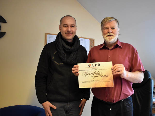 Zlatý certifikát zákazníka zdobí ředitelnu střední školy